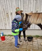 Lia Frankenbach mit Schüler und Therapiepferd